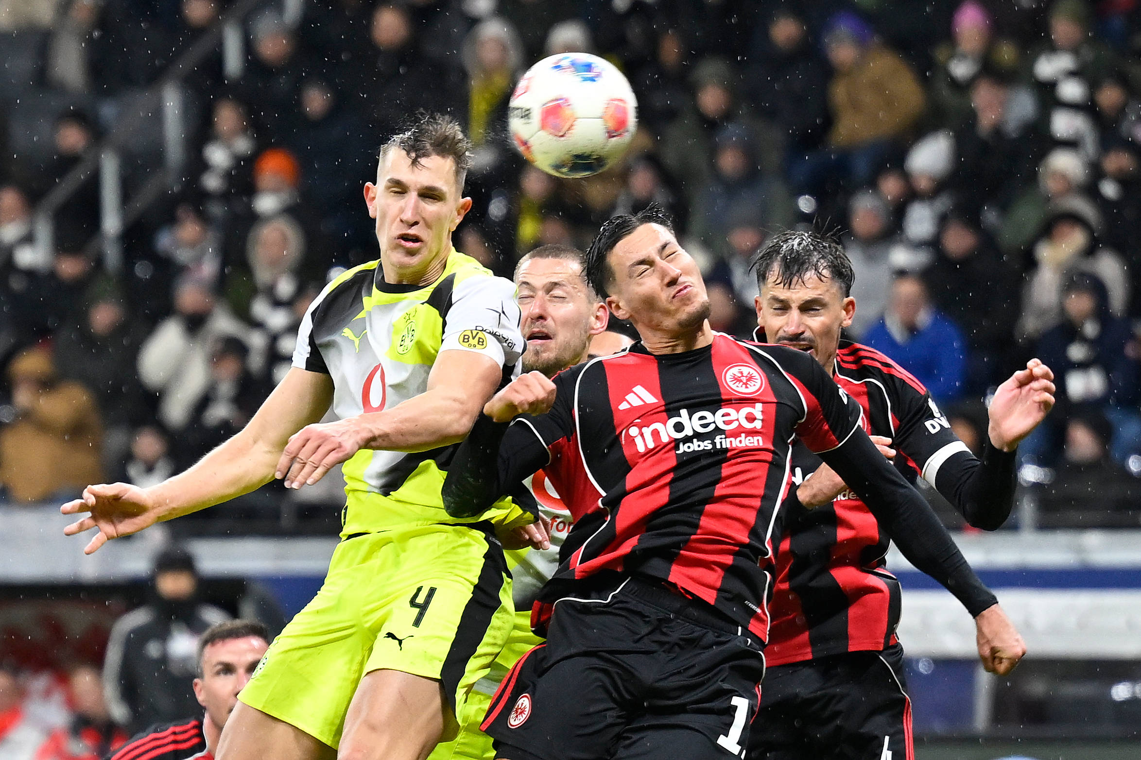 (体育)足球——德甲:法兰克福平多特蒙德